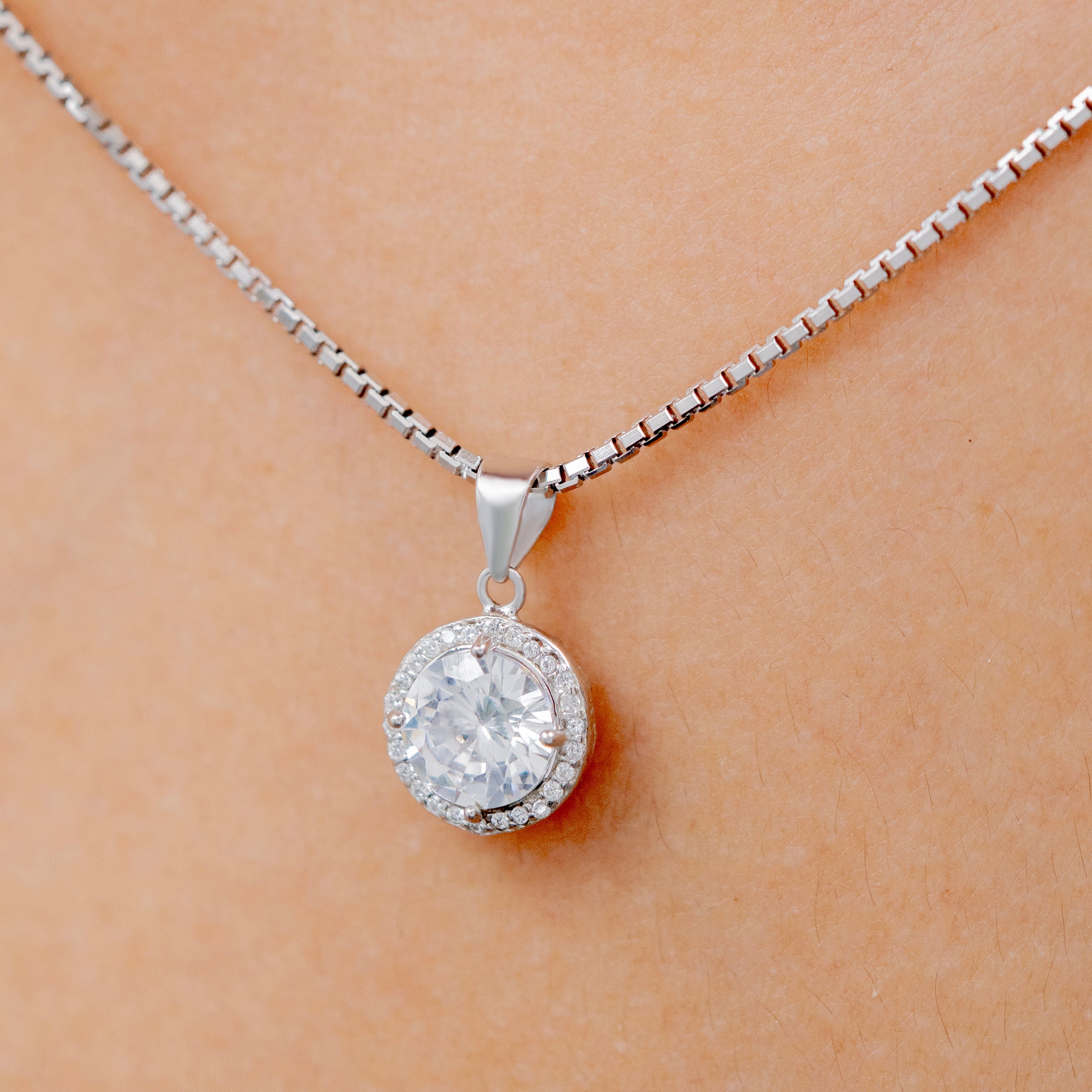 Avnira  Pendant Set
