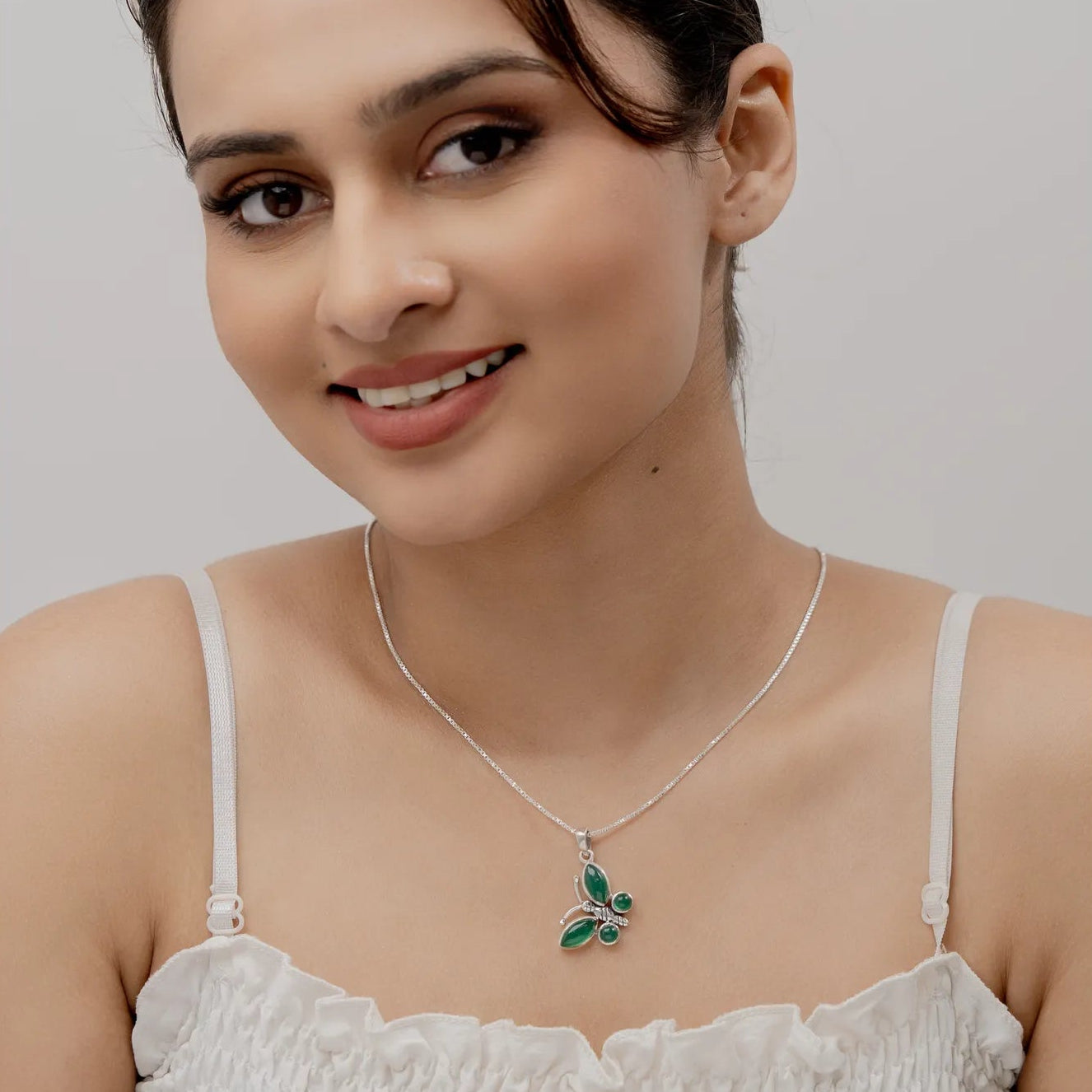 Veyara Pendant