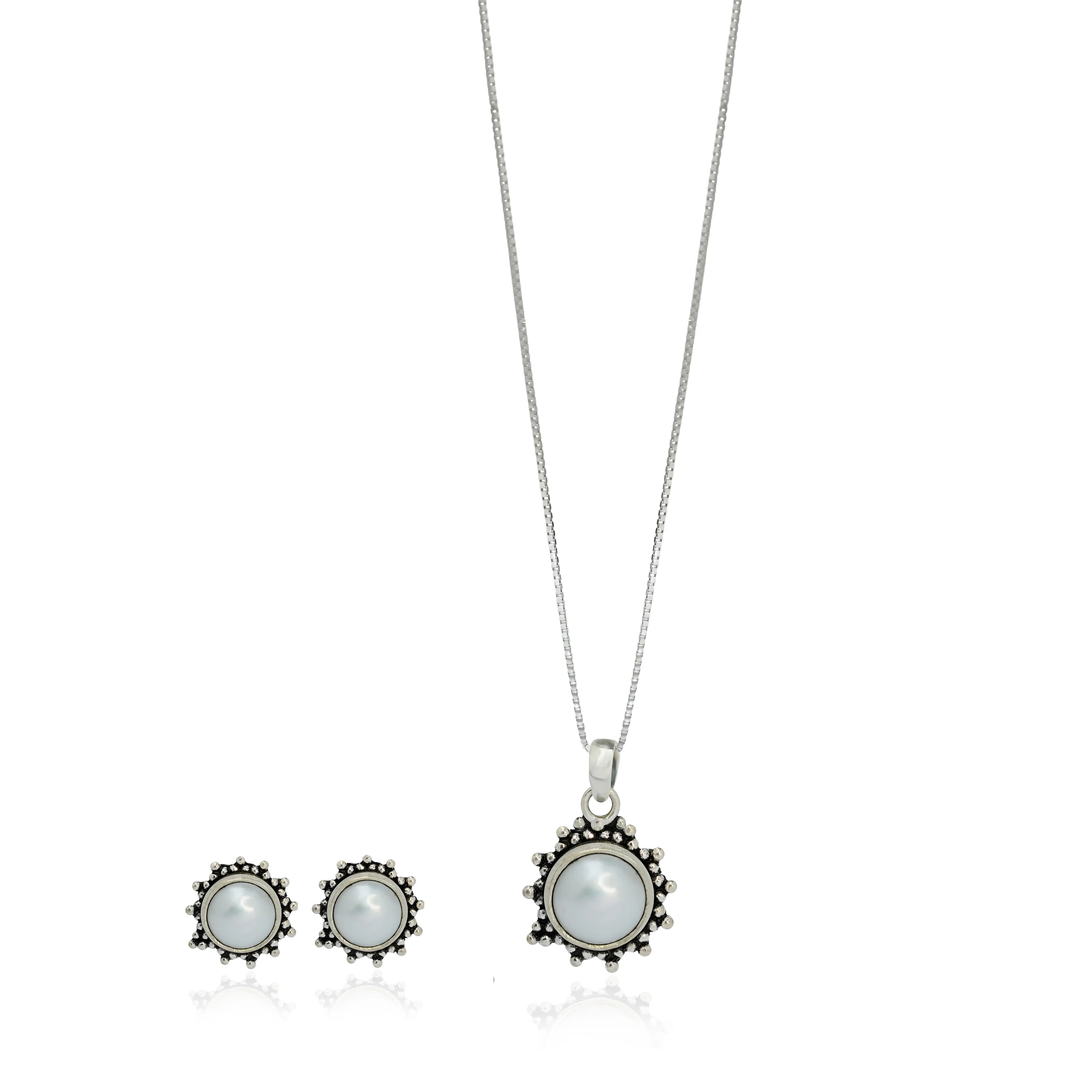 Lavanyaa Pendant Set