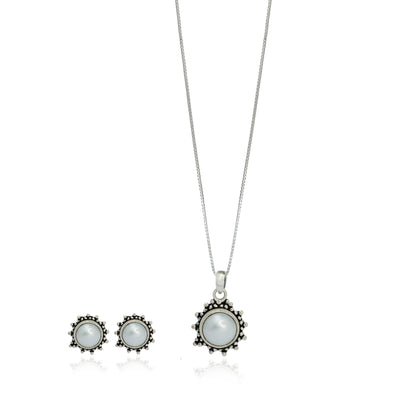 Lavanyaa Chain And Pendant Set
