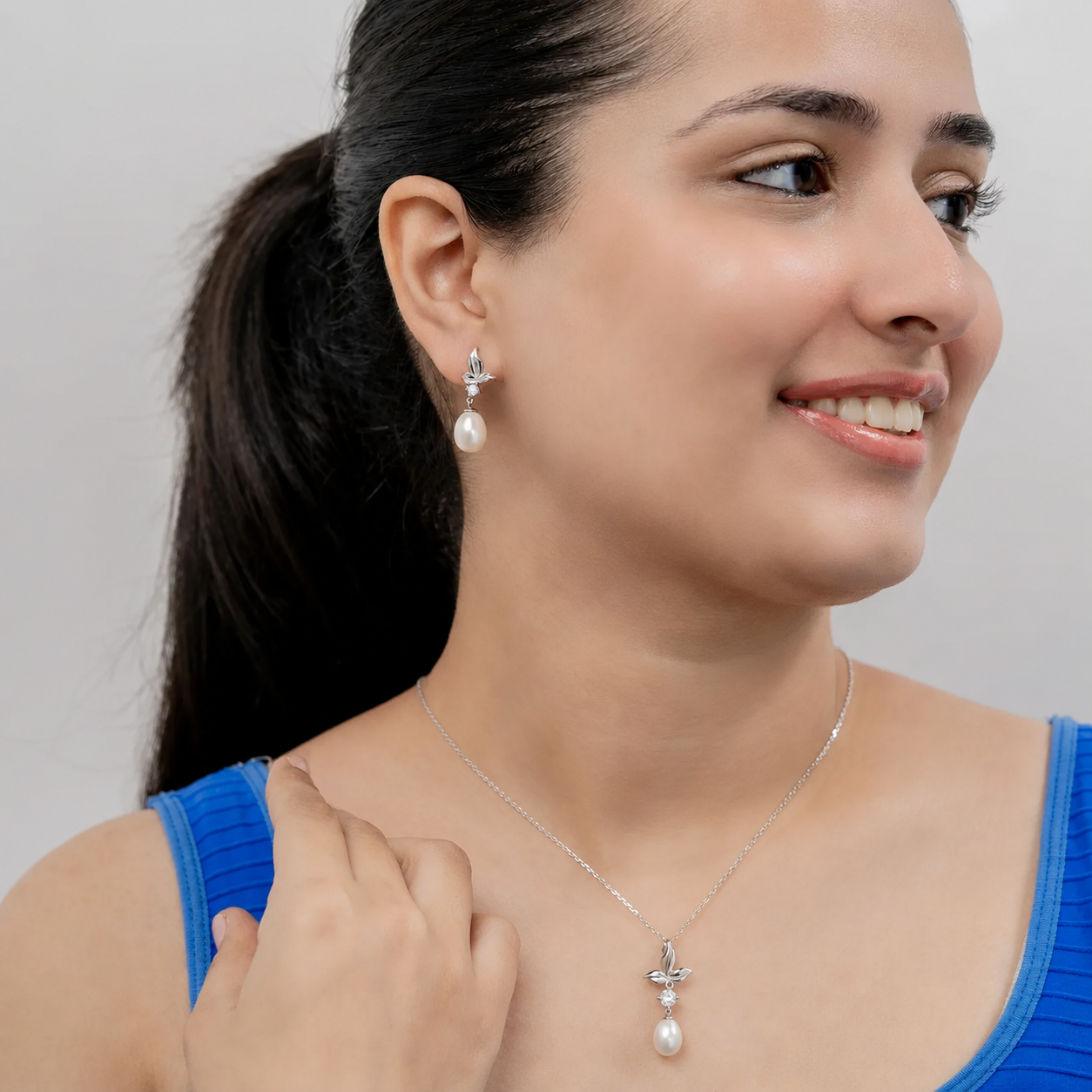 Kirvi Necklace Set