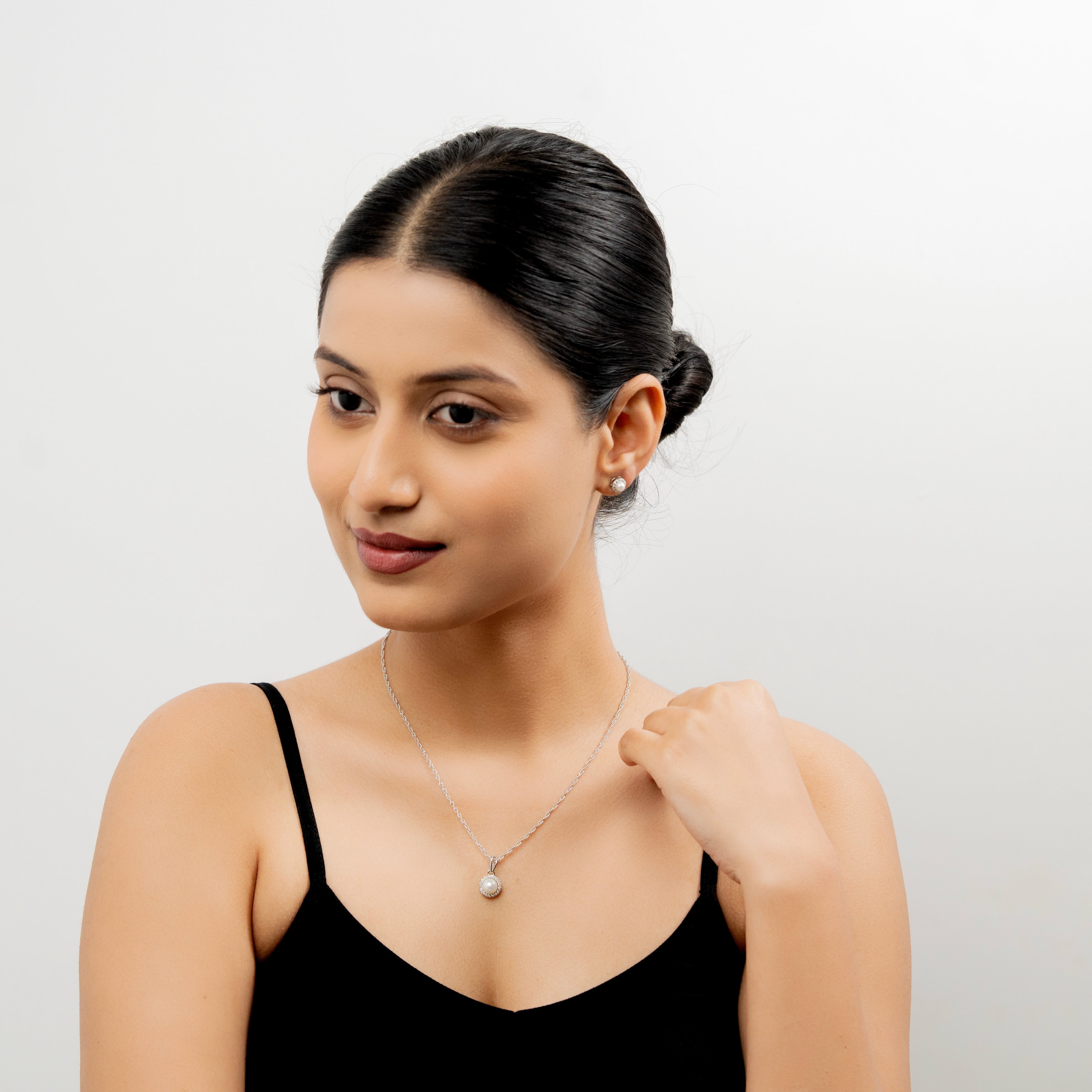 TaraSparsh Chain And Pendant Set