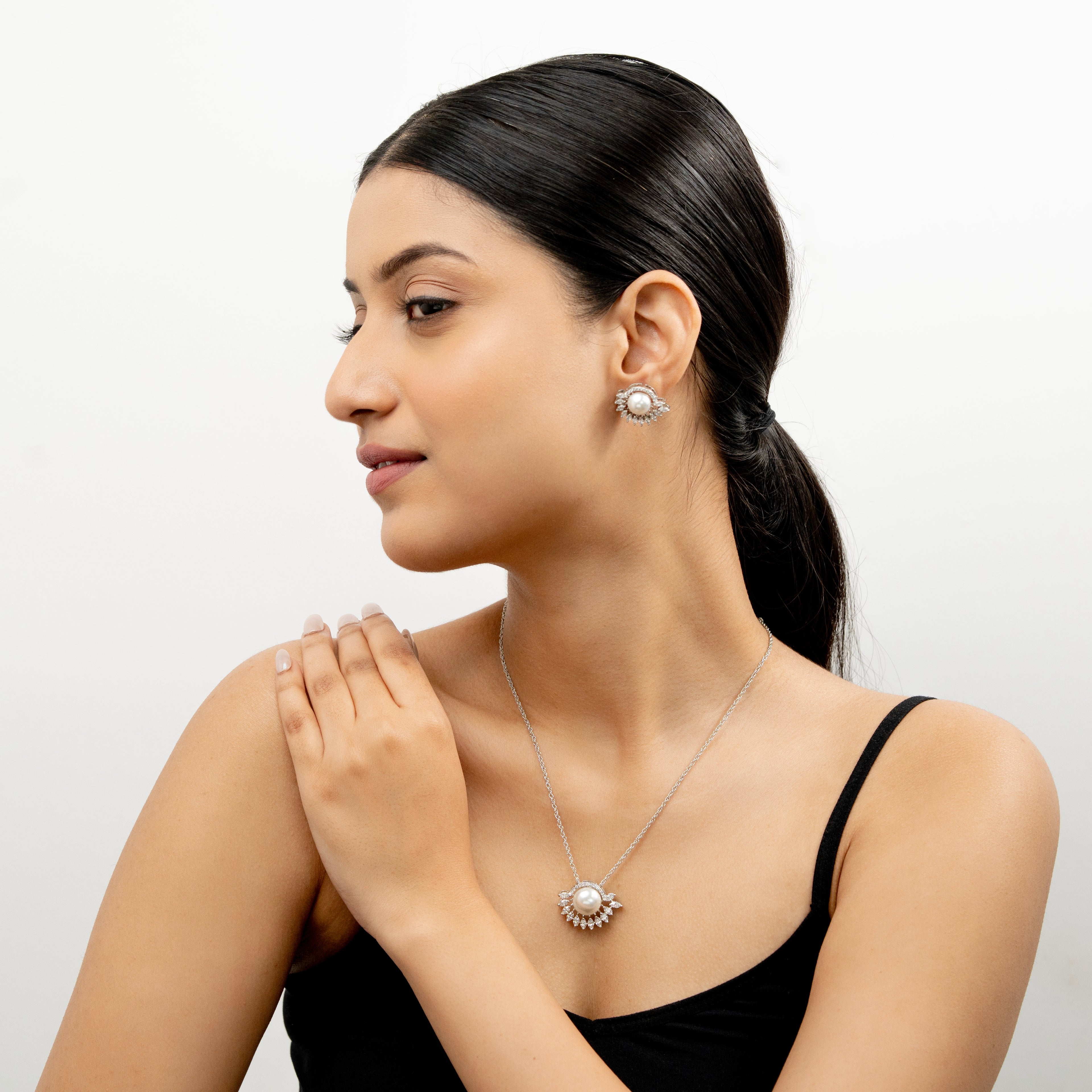 Shivanya Chain And Pendant Set