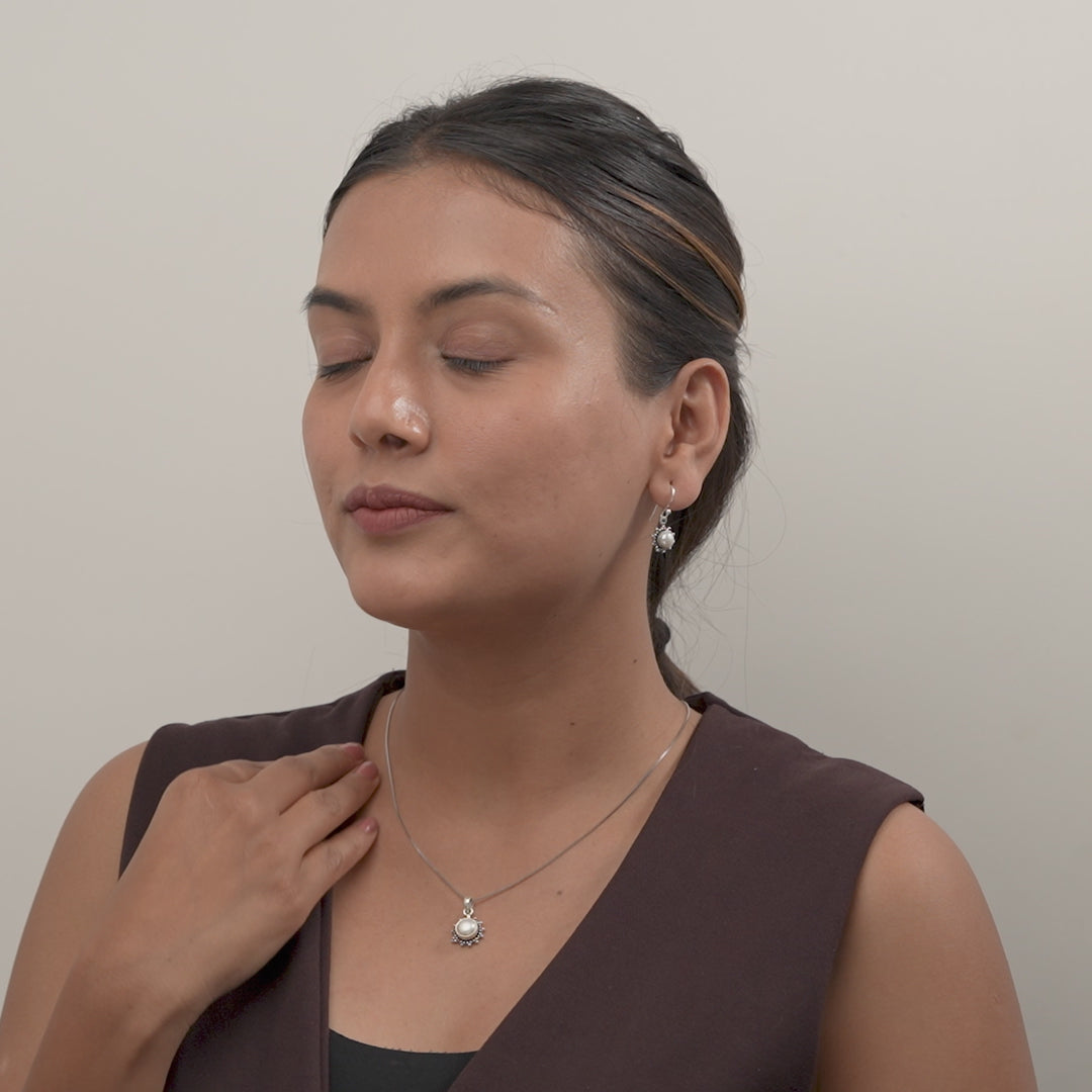 Lavanyaa Pendant Set